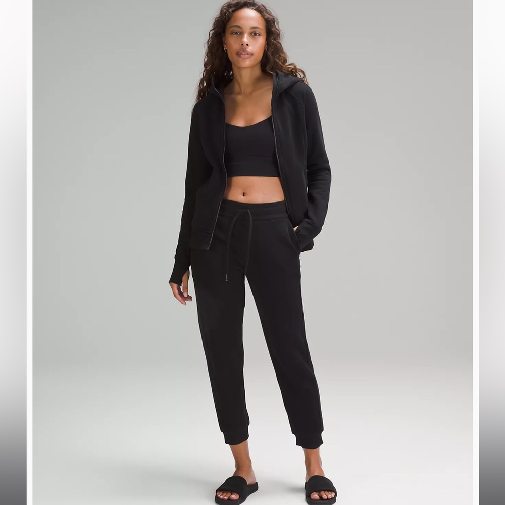 Lululemon Women’s Scuba High-Rise Jogger 7/8 length 25” in excellent condition!!